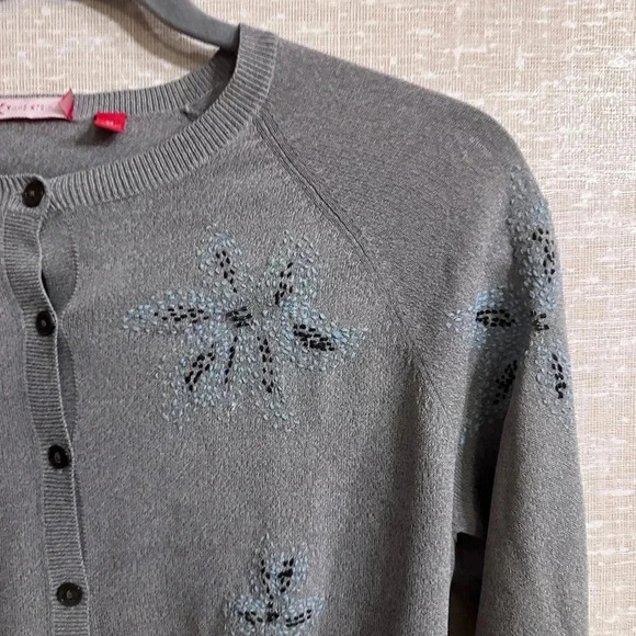 Anne Klein Grey Beaded Embroidered Grey Button Up Cardigan Size Medium - Picture 8 of 9